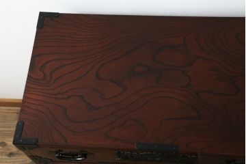 中古　美品　仙台民芸箪笥　欅産業　漆塗り　力強い杢目と立派な金具が目を惹く仙台箪笥(引き出し、収納タンス、整理箪笥、サイドチェスト)(R-076738)