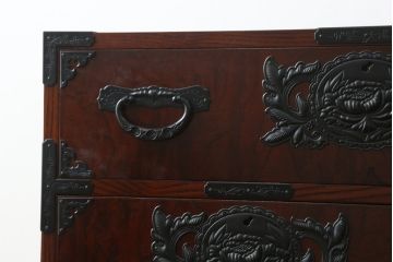 中古　美品　仙台民芸箪笥　欅産業　漆塗り　力強い杢目と立派な金具が目を惹く仙台箪笥(引き出し、収納タンス、整理箪笥、サイドチェスト)(R-076738)