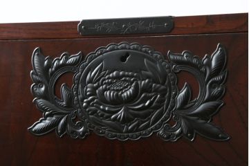 中古　美品　仙台民芸箪笥　欅産業　漆塗り　力強い杢目と立派な金具が目を惹く仙台箪笥(引き出し、収納タンス、整理箪笥、サイドチェスト)(R-076738)