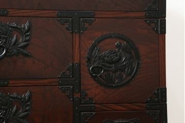 中古　美品　仙台民芸箪笥　欅産業　漆塗り　力強い杢目と立派な金具が目を惹く仙台箪笥(引き出し、収納タンス、整理箪笥、サイドチェスト)(R-076738)