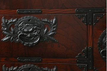 中古　美品　仙台民芸箪笥　欅産業　漆塗り　力強い杢目と立派な金具が目を惹く仙台箪笥(引き出し、収納タンス、整理箪笥、サイドチェスト)(R-076738)