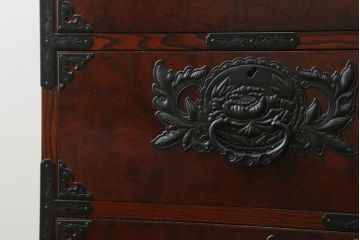 中古　美品　仙台民芸箪笥　欅産業　漆塗り　力強い杢目と立派な金具が目を惹く仙台箪笥(引き出し、収納タンス、整理箪笥、サイドチェスト)(R-076738)