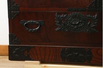 中古　美品　仙台民芸箪笥　欅産業　漆塗り　力強い杢目と立派な金具が目を惹く仙台箪笥(引き出し、収納タンス、整理箪笥、サイドチェスト)(R-076738)