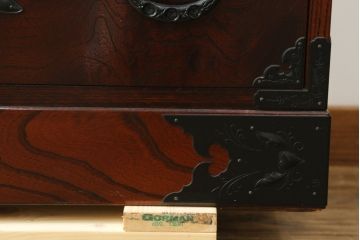 中古　美品　仙台民芸箪笥　欅産業　漆塗り　力強い杢目と立派な金具が目を惹く仙台箪笥(引き出し、収納タンス、整理箪笥、サイドチェスト)(R-076738)