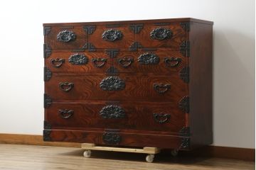 中古　美品　岩谷堂箪笥　力強い木目と存在感のある龍の金具が目を惹くチェスト(引き出し、サイドボード、サイドチェスト、和箪笥、収納箪笥、衣装箪笥、整理箪笥)(R-076739)