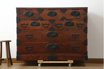 中古　美品　岩谷堂箪笥　力強い木目と存在感のある龍の金具が目を惹くチェスト(引き出し、サイドボード、サイドチェスト、和箪笥、収納箪笥、衣装箪笥、整理箪笥)(R-076739)