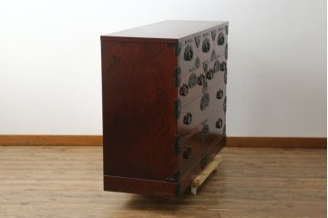 中古　美品　岩谷堂箪笥　力強い木目と存在感のある龍の金具が目を惹くチェスト(引き出し、サイドボード、サイドチェスト、和箪笥、収納箪笥、衣装箪笥、整理箪笥)(R-076739)