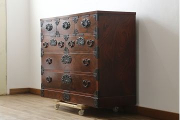 中古　美品　岩谷堂箪笥　力強い木目と存在感のある龍の金具が目を惹くチェスト(引き出し、サイドボード、サイドチェスト、和箪笥、収納箪笥、衣装箪笥、整理箪笥)(R-076739)