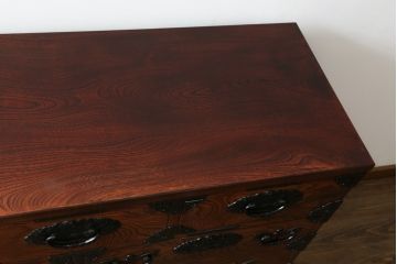 中古　美品　岩谷堂箪笥　力強い木目と存在感のある龍の金具が目を惹くチェスト(引き出し、サイドボード、サイドチェスト、和箪笥、収納箪笥、衣装箪笥、整理箪笥)(R-076739)