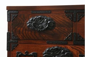 中古　美品　岩谷堂箪笥　力強い木目と存在感のある龍の金具が目を惹くチェスト(引き出し、サイドボード、サイドチェスト、和箪笥、収納箪笥、衣装箪笥、整理箪笥)(R-076739)