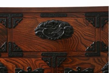 中古　美品　岩谷堂箪笥　力強い木目と存在感のある龍の金具が目を惹くチェスト(引き出し、サイドボード、サイドチェスト、和箪笥、収納箪笥、衣装箪笥、整理箪笥)(R-076739)