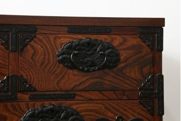 中古　美品　岩谷堂箪笥　力強い木目と存在感のある龍の金具が目を惹くチェスト(引き出し、サイドボード、サイドチェスト、和箪笥、収納箪笥、衣装箪笥、整理箪笥)(R-076739)