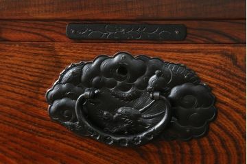 中古　美品　岩谷堂箪笥　力強い木目と存在感のある龍の金具が目を惹くチェスト(引き出し、サイドボード、サイドチェスト、和箪笥、収納箪笥、衣装箪笥、整理箪笥)(R-076739)
