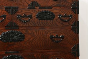 中古　美品　岩谷堂箪笥　力強い木目と存在感のある龍の金具が目を惹くチェスト(引き出し、サイドボード、サイドチェスト、和箪笥、収納箪笥、衣装箪笥、整理箪笥)(R-076739)