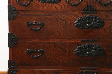 中古　美品　岩谷堂箪笥　力強い木目と存在感のある龍の金具が目を惹くチェスト(引き出し、サイドボード、サイドチェスト、和箪笥、収納箪笥、衣装箪笥、整理箪笥)(R-076739)