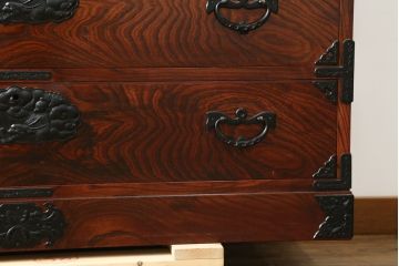 中古　美品　岩谷堂箪笥　力強い木目と存在感のある龍の金具が目を惹くチェスト(引き出し、サイドボード、サイドチェスト、和箪笥、収納箪笥、衣装箪笥、整理箪笥)(R-076739)