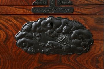 中古　美品　岩谷堂箪笥　力強い木目と存在感のある龍の金具が目を惹くチェスト(引き出し、サイドボード、サイドチェスト、和箪笥、収納箪笥、衣装箪笥、整理箪笥)(R-076739)