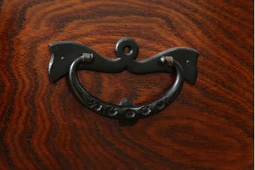 中古　美品　岩谷堂箪笥　力強い木目と存在感のある龍の金具が目を惹くチェスト(引き出し、サイドボード、サイドチェスト、和箪笥、収納箪笥、衣装箪笥、整理箪笥)(R-076739)
