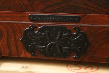 中古　美品　岩谷堂箪笥　力強い木目と存在感のある龍の金具が目を惹くチェスト(引き出し、サイドボード、サイドチェスト、和箪笥、収納箪笥、衣装箪笥、整理箪笥)(R-076739)
