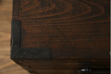 和製アンティーク　幅狭サイズ　引き出し3杯　使い込まれた風合いが味わい深い時代箪笥ローチェスト(和たんす、収納箪笥、衣装箪笥、引き出し、テレビ台、テレビボード)(R-076740)