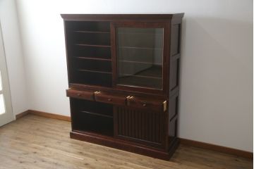中古　美品　九州民芸家具　落ち着いた色合いが大人な雰囲気を醸し出す食器棚(収納棚、戸棚、キャビネット、水屋箪笥、店舗什器)(R-076741)