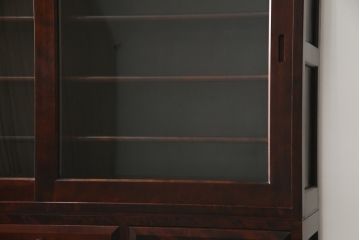 中古　美品　九州民芸家具　落ち着いた色合いが大人な雰囲気を醸し出す食器棚(収納棚、戸棚、キャビネット、水屋箪笥、店舗什器)(R-076741)