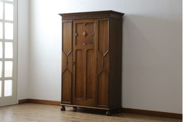 イギリスアンティーク　美品　オーク材　アールデコ　こだわりの空間づくりにおすすめ! 薄型の脚付きワードローブ(洋服タンス、衣装タンス、キャビネット、収納棚、戸棚、英国)(R-076742)