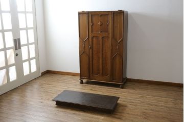 イギリスアンティーク　美品　オーク材　アールデコ　こだわりの空間づくりにおすすめ! 薄型の脚付きワードローブ(洋服タンス、衣装タンス、キャビネット、収納棚、戸棚、英国)(R-076742)