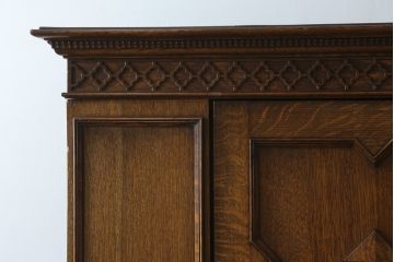 イギリスアンティーク　美品　オーク材　アールデコ　こだわりの空間づくりにおすすめ! 薄型の脚付きワードローブ(洋服タンス、衣装タンス、キャビネット、収納棚、戸棚、英国)(R-076742)