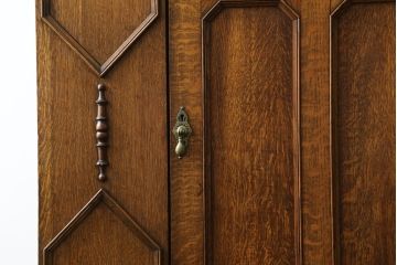イギリスアンティーク　美品　オーク材　アールデコ　こだわりの空間づくりにおすすめ! 薄型の脚付きワードローブ(洋服タンス、衣装タンス、キャビネット、収納棚、戸棚、英国)(R-076742)