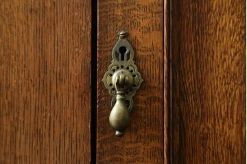 イギリスアンティーク　美品　オーク材　アールデコ　こだわりの空間づくりにおすすめ! 薄型の脚付きワードローブ(洋服タンス、衣装タンス、キャビネット、収納棚、戸棚、英国)(R-076742)