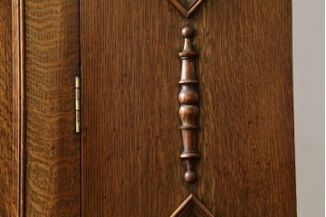イギリスアンティーク　美品　オーク材　アールデコ　こだわりの空間づくりにおすすめ! 薄型の脚付きワードローブ(洋服タンス、衣装タンス、キャビネット、収納棚、戸棚、英国)(R-076742)
