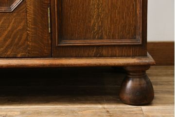 イギリスアンティーク　美品　オーク材　アールデコ　こだわりの空間づくりにおすすめ! 薄型の脚付きワードローブ(洋服タンス、衣装タンス、キャビネット、収納棚、戸棚、英国)(R-076742)