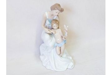 絶版　スペイン　リヤドロ　LLADRO　幼き頃　No.7649　限定4000体　フィギュリン(LA INFANCIA WHERE LOVES BEGINS、家族、ファミリー、陶器人形、置物、オブジェ、箱付き)(R-076745)