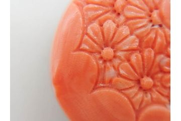 時代物　珊瑚　彫刻　美しい色と花の彫りが素敵な帯留め(サンゴ、和装小物、着物道具、帯締め、アクセサリー)(R-076747)
