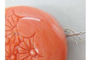 時代物　珊瑚　彫刻　美しい色と花の彫りが素敵な帯留め(サンゴ、和装小物、着物道具、帯締め、アクセサリー)(R-076747)