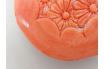 時代物　珊瑚　彫刻　美しい色と花の彫りが素敵な帯留め(サンゴ、和装小物、着物道具、帯締め、アクセサリー)(R-076747)