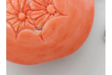 時代物　珊瑚　彫刻　美しい色と花の彫りが素敵な帯留め(サンゴ、和装小物、着物道具、帯締め、アクセサリー)(R-076747)