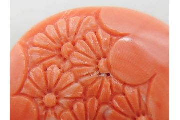 時代物　珊瑚　彫刻　美しい色と花の彫りが素敵な帯留め(サンゴ、和装小物、着物道具、帯締め、アクセサリー)(R-076747)