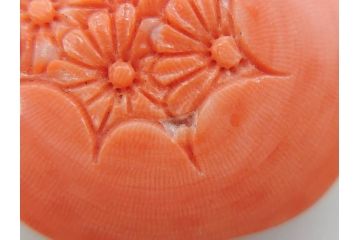 時代物　珊瑚　彫刻　美しい色と花の彫りが素敵な帯留め(サンゴ、和装小物、着物道具、帯締め、アクセサリー)(R-076747)