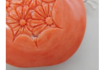 時代物　珊瑚　彫刻　美しい色と花の彫りが素敵な帯留め(サンゴ、和装小物、着物道具、帯締め、アクセサリー)(R-076747)