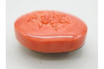 時代物　珊瑚　彫刻　美しい色と花の彫りが素敵な帯留め(サンゴ、和装小物、着物道具、帯締め、アクセサリー)(R-076747)