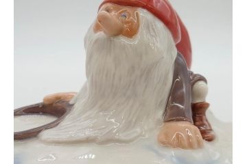 デンマーク　ROYAL COPENHAGEN(ロイヤルコペンハーゲン)　つぶらな瞳が可愛らしい小びとのフィギュリン(ノーム、こびと、置き物、置物、陶器、オブジェ、ディスプレイ、北欧)(R-076749)