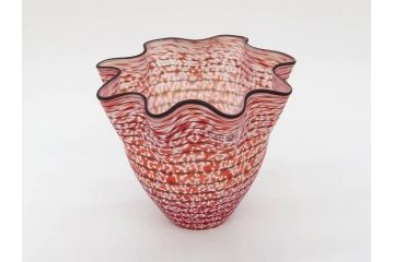 スウェーデン　KOSTA BODA(コスタボダ)　Ulrica Hydman Vallien(ウルリカ・ヒードマン・ヴァリーン)　ユーモアあふれるデザインが目を惹くフラワーベース(花瓶、花器、花入、ディスプレイ、レッド、北欧)(R-076752)