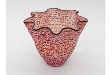 スウェーデン　KOSTA BODA(コスタボダ)　Ulrica Hydman Vallien(ウルリカ・ヒードマン・ヴァリーン)　ユーモアあふれるデザインが目を惹くフラワーベース(花瓶、花器、花入、ディスプレイ、レッド、北欧)(R-076752)