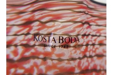 スウェーデン　KOSTA BODA(コスタボダ)　Ulrica Hydman Vallien(ウルリカ・ヒードマン・ヴァリーン)　ユーモアあふれるデザインが目を惹くフラワーベース(花瓶、花器、花入、ディスプレイ、レッド、北欧)(R-076752)