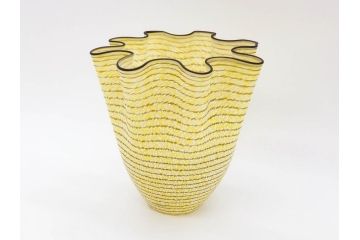 スウェーデン　KOSTA BODA(コスタボダ)　Ulrica Hydman Vallien(ウルリカ・ヒードマン・ヴァリーン)　ユーモアあふれるデザインとイエローカラーが空間のアクセントになるフラワーベース(花瓶、花器、花入、ディスプレイ、北欧)(R-076753)