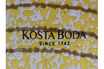 スウェーデン　KOSTA BODA(コスタボダ)　Ulrica Hydman Vallien(ウルリカ・ヒードマン・ヴァリーン)　ユーモアあふれるデザインとイエローカラーが空間のアクセントになるフラワーベース(花瓶、花器、花入、ディスプレイ、北欧)(R-076753)
