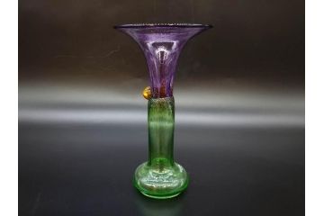 スウェーデン　KOSTA BODA(コスタボダ)　Bertil Vallien(バーティル・ヴァリーン)　色ガラス使いがかわいらしいフラワーベース(一輪挿し、花器、花入、ディスプレイ、アートガラス、サイン有、作家物、北欧)(R-076759)