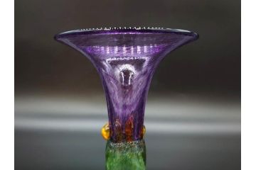 スウェーデン　KOSTA BODA(コスタボダ)　Bertil Vallien(バーティル・ヴァリーン)　色ガラス使いがかわいらしいフラワーベース(一輪挿し、花器、花入、ディスプレイ、アートガラス、サイン有、作家物、北欧)(R-076759)